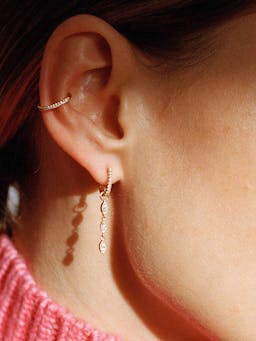 Nestled in the fold of your ear, this piece is as subtle as it is statement. A row of lab-grown diamonds are set on simple yet striking recycled gold.