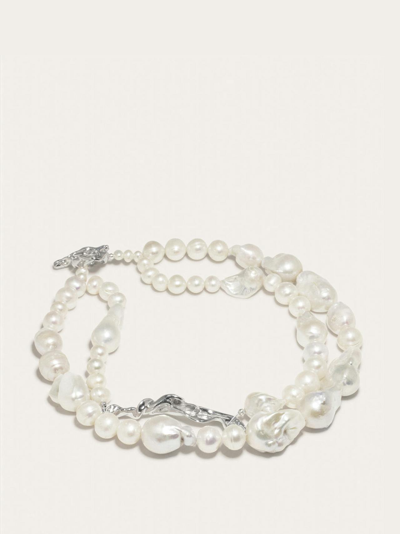 Pearl and rhodium foraging pearl necklace