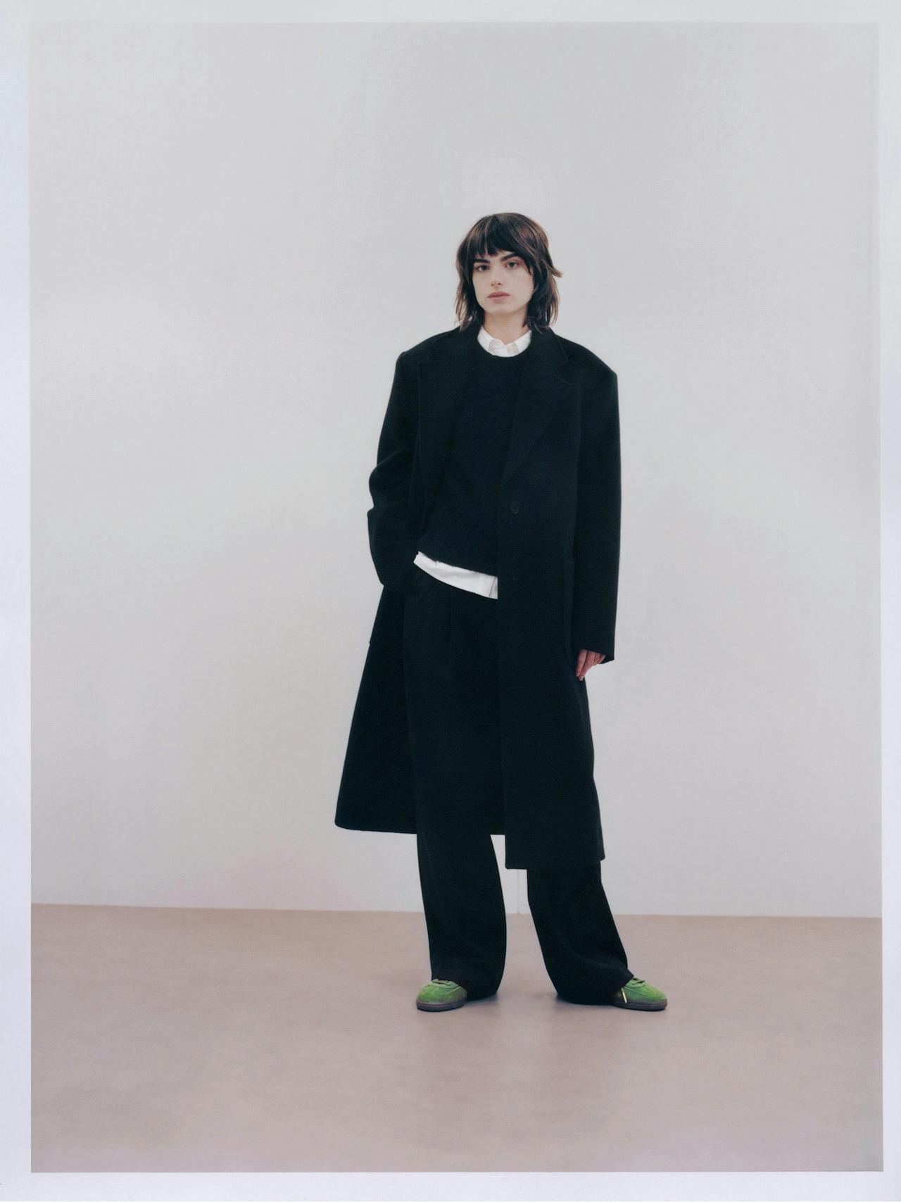 The Stanley navy blue trouser by Issue Twelve sits high on the waist with two pleats running down the full long leg. Perfect for Autumn Winter. Collagerie.com