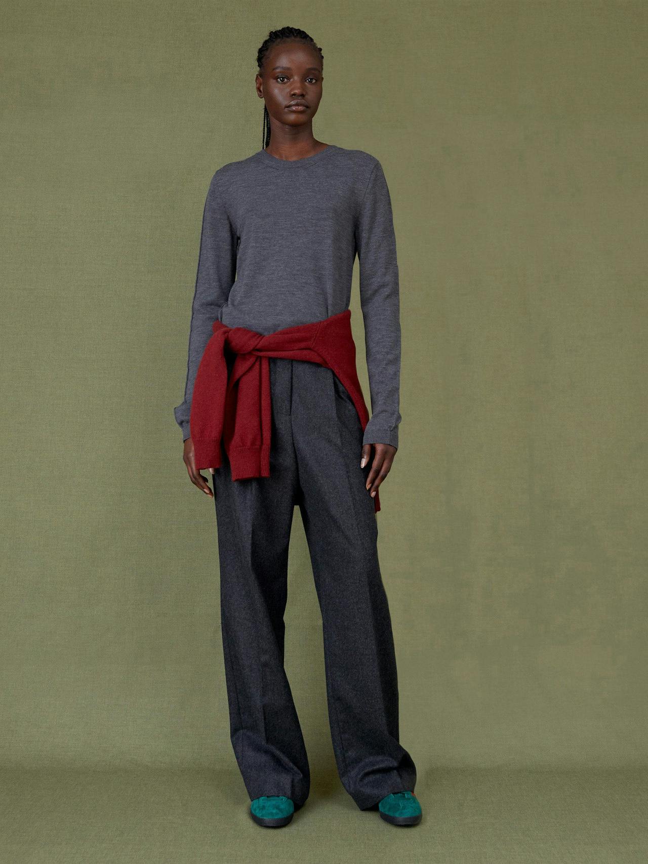 The Stanley grey trouser by Issue Twelve sits high on the waist. The dark grey wool cashmere flannel will keep you warm in the Autumn Winter months. Collagerie.com