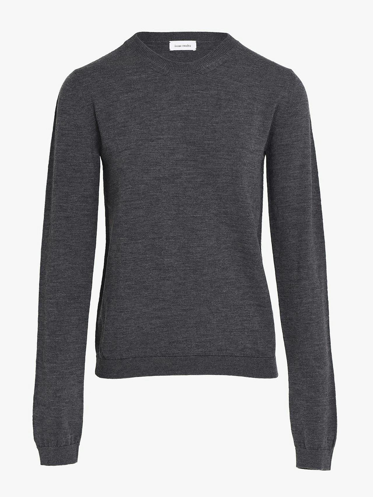 The Mia grey knit by Issue Twelve has a round neck and long sleeve. The virgin wool feels soft and light on the skin. Perfect for Autumn Winter. Collagerie.com