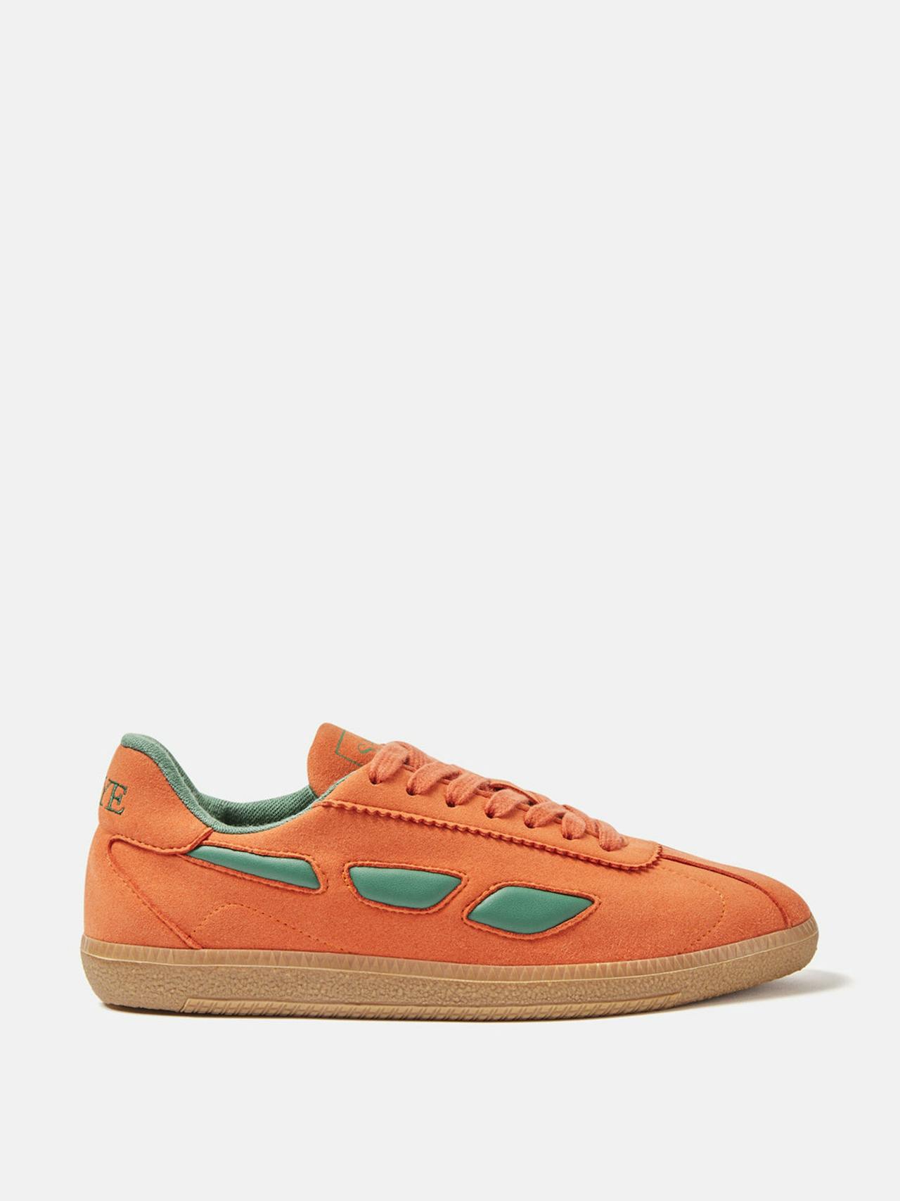 Modelo '70 trainer in orange and green