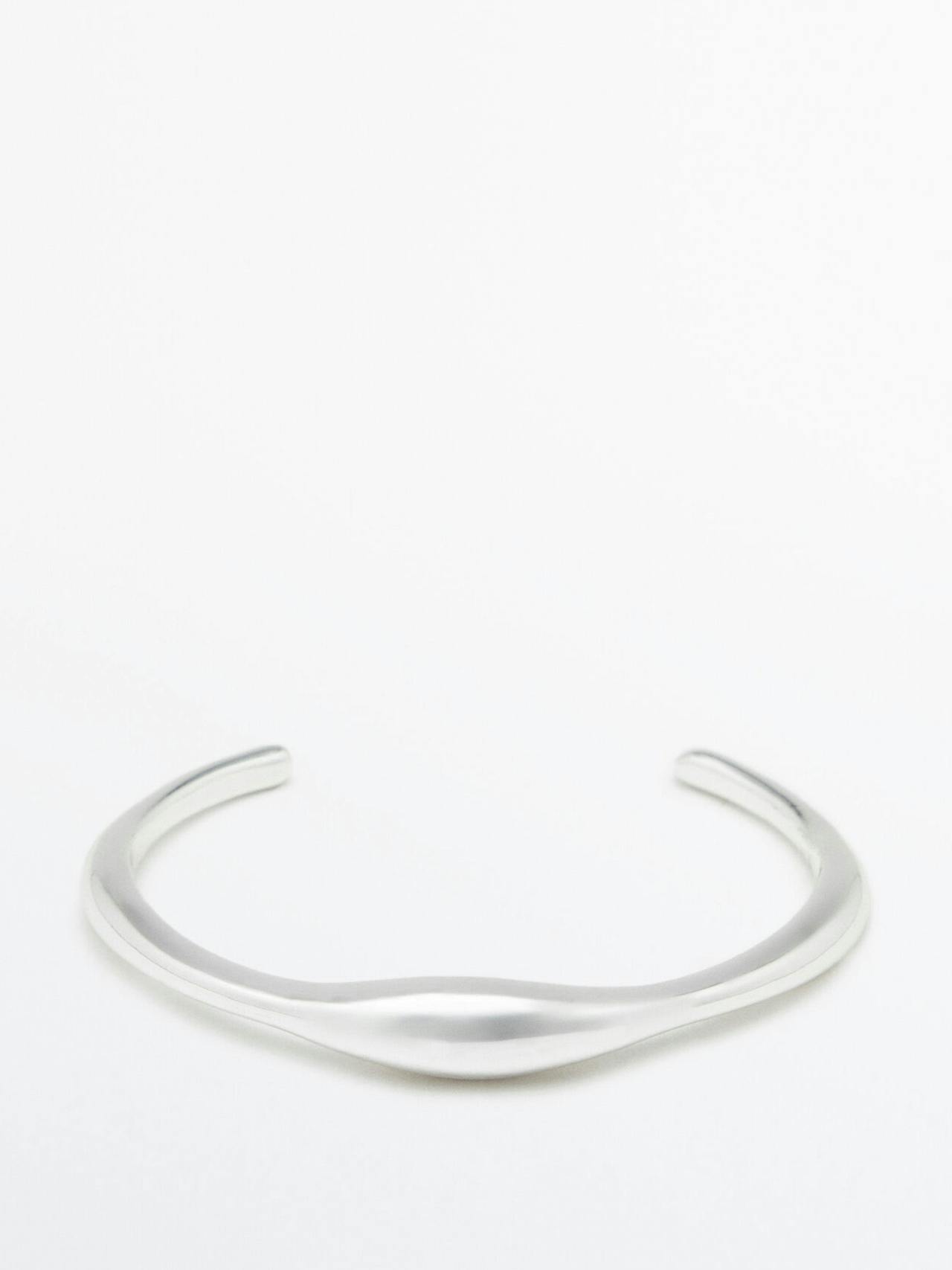 Open rigid bracelet