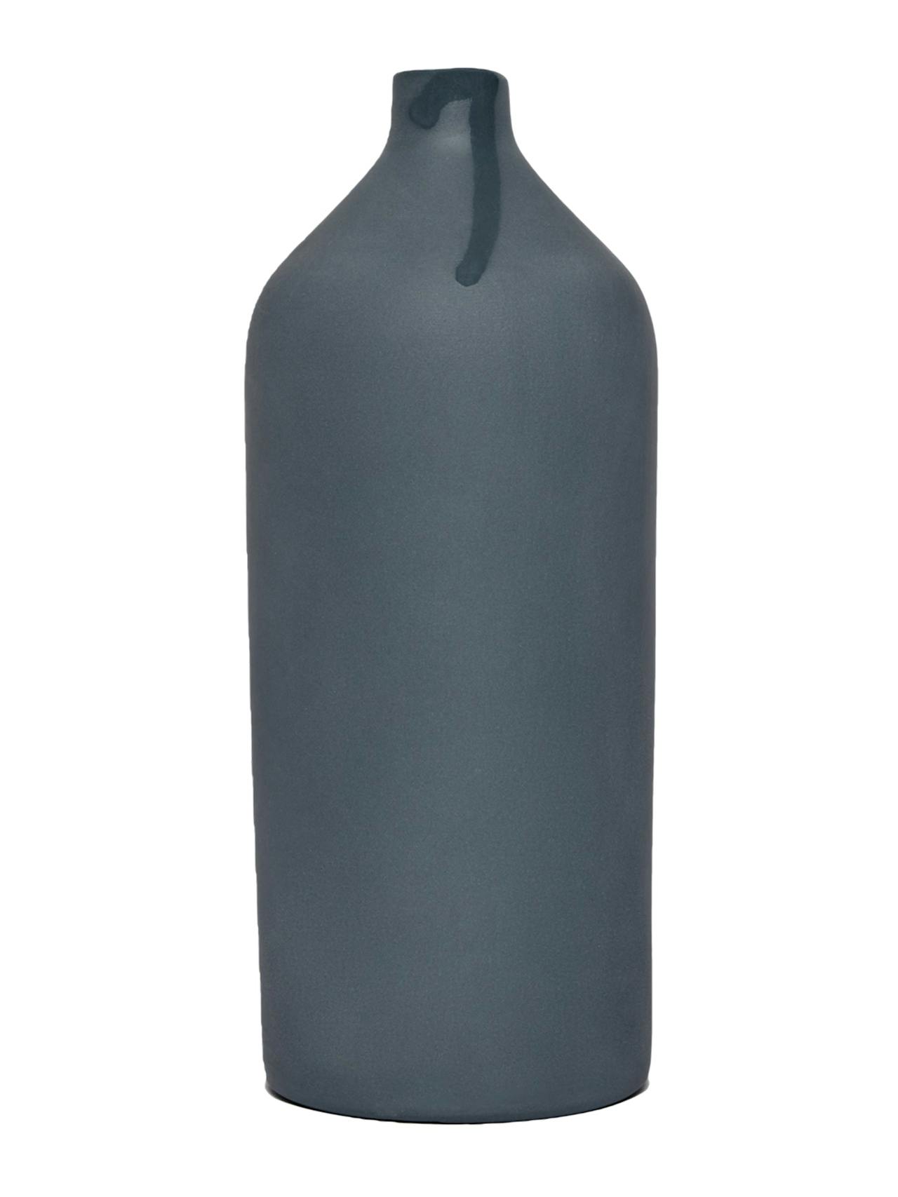 Sleek and sophisticated, this The Sette matte vase comes in the perfect shade of storm grey. Collagerie.com