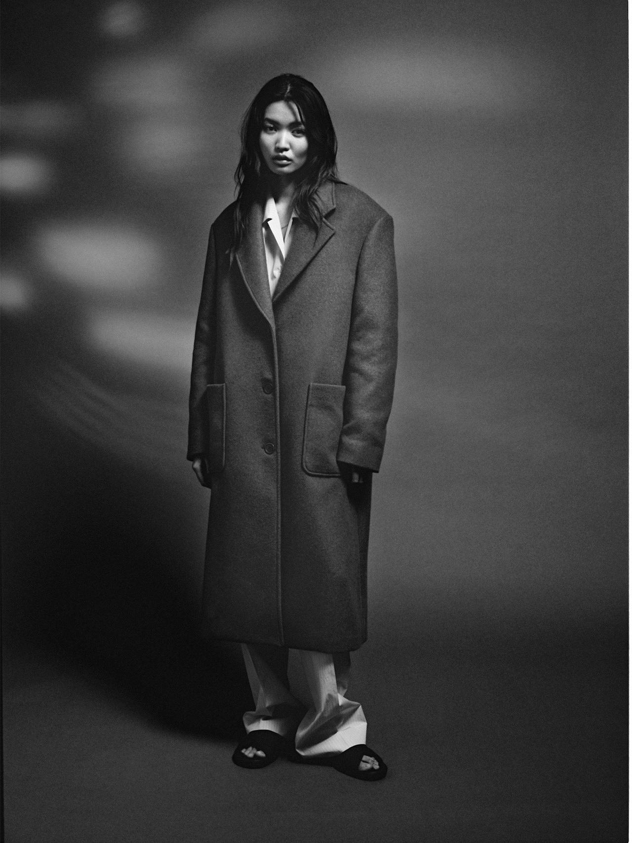 The Grandpa brown coat by Issue Twelve is single breasted with an oversized fit. The double-faced cashmere is ideal for Autumn Winter.  Collagerie.com