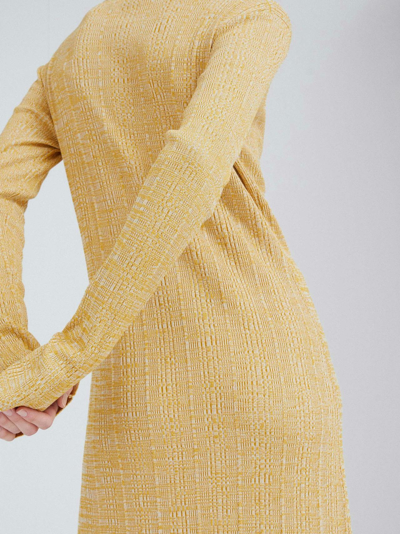 The Patti yellow dress by Issue Twelve skims the body down to below the knee. Fastened down the centre by buttons. A perfect Autumn Winter knit dress. Collagerie.com