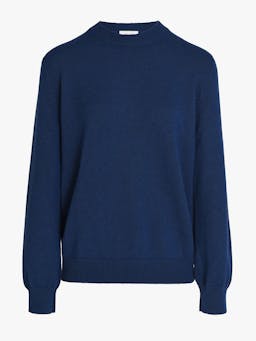 The Eve blue jumper by Issue Twelve has a round neck and slightly dropped shoulder. The medium weight cashmere is perfect for Autumn Winter. Collagerie.com
