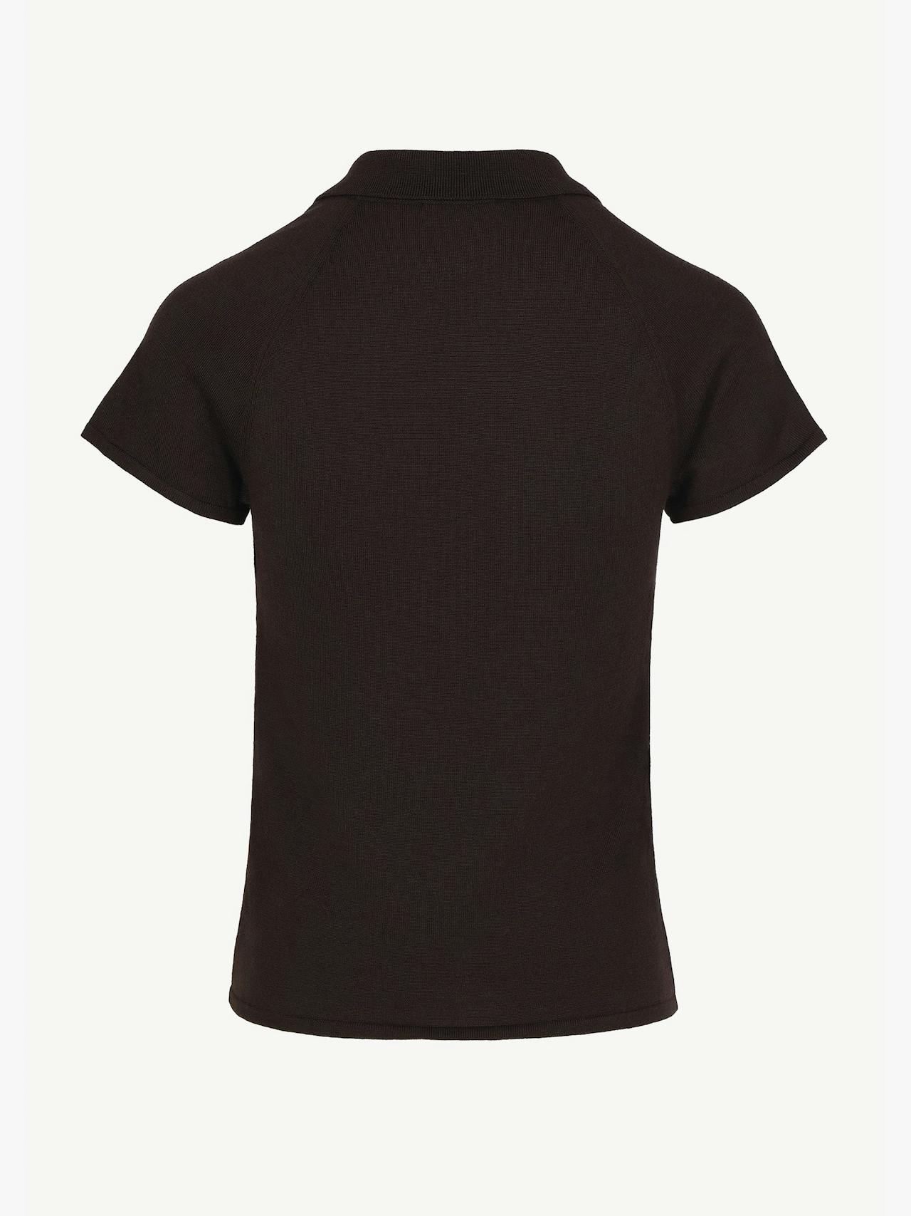 This Issue Twelve top features a classic polo shape, with a collar, cap raglan sleeves and close fit that softly shapes the body. Collagerie.com