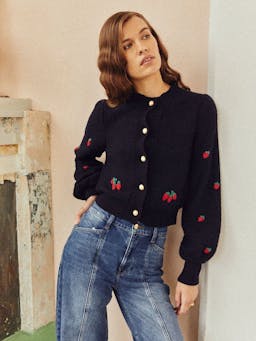 This Beulah London cardigan is the perfect addition to your wardrobe, designed in a cropped style with beautiful bishop sleeves. Collagerie.com