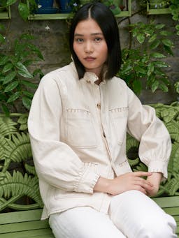 The perfect trans-seasonal Seventy + Mochi shacket in white ecru denim. Loose fitting body with balloon sleeve shaping and hand-done blanket stitching. Collagerie.com