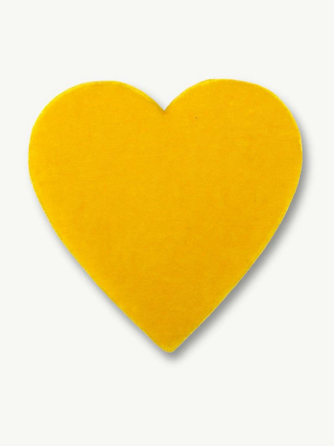 A little bit sunshine for your bedside table. A bright, yellow heart-shaped velvet Roxanne First jewellery box for all your favourite pieces. Collagerie.com