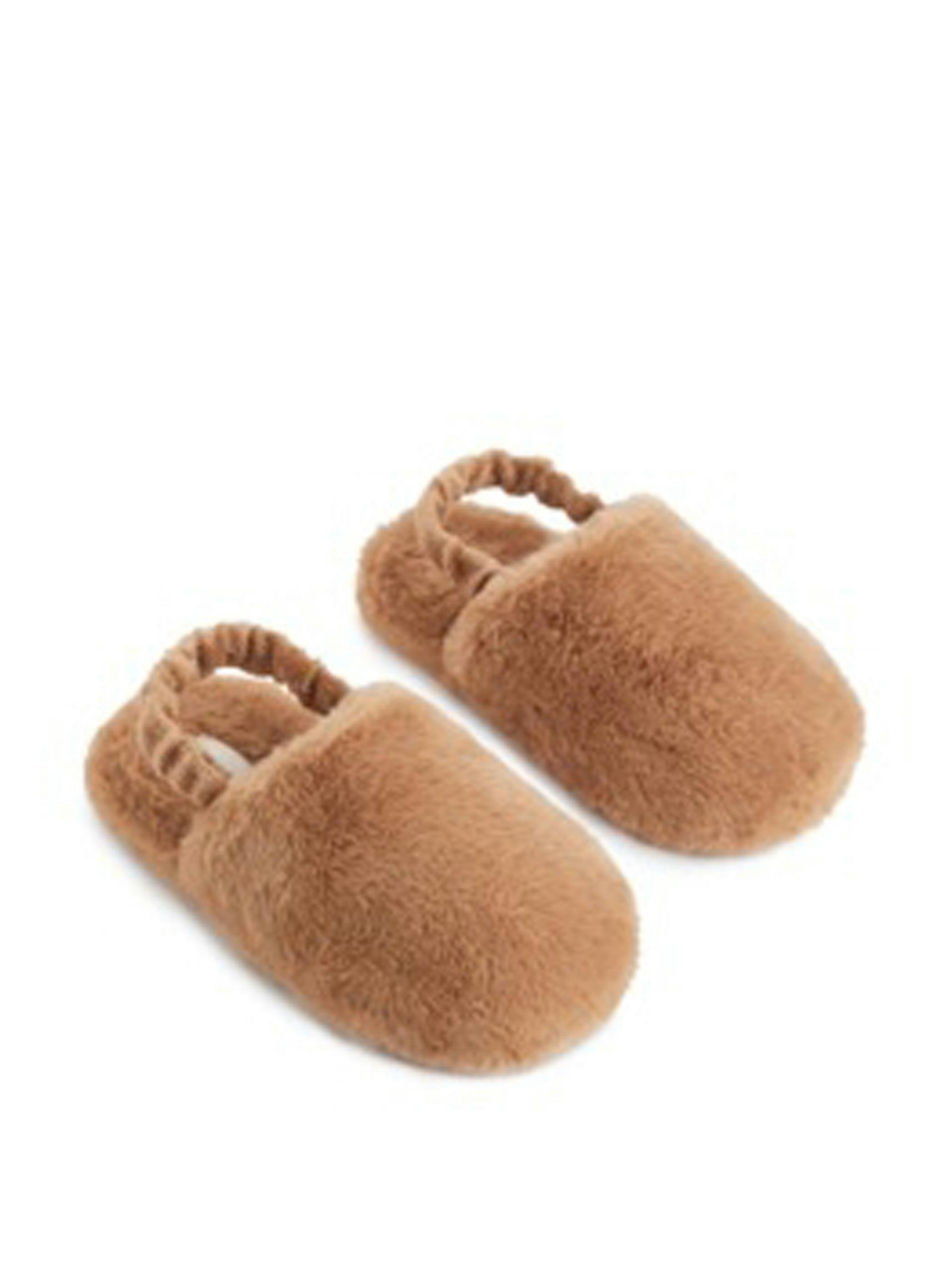 Beige pile slippers