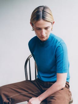 This Issue Twelve knit has a rise neck and short sleeve, with a close fit that softly skims the body. The cerulean blue virgin wool feels soft and light on the skin. Collagerie.com