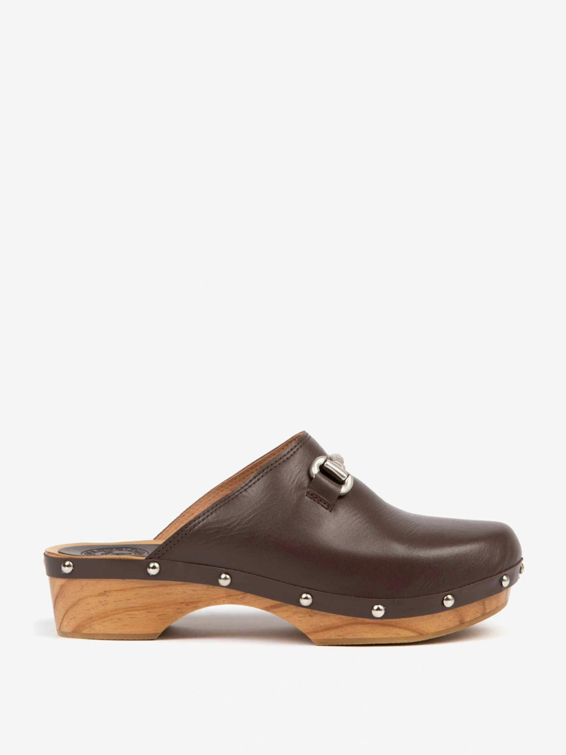 Leather clogs with a wooden sole