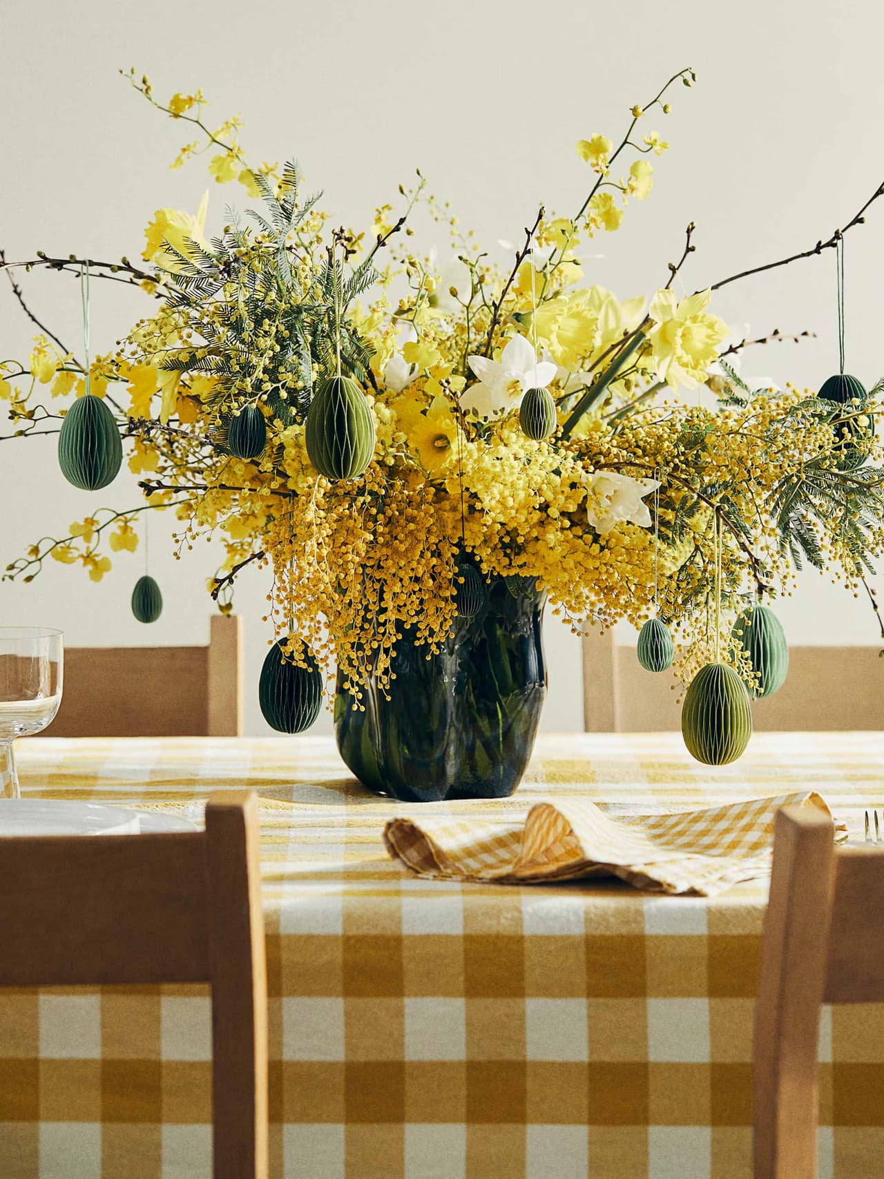 eastertable-holding-hm