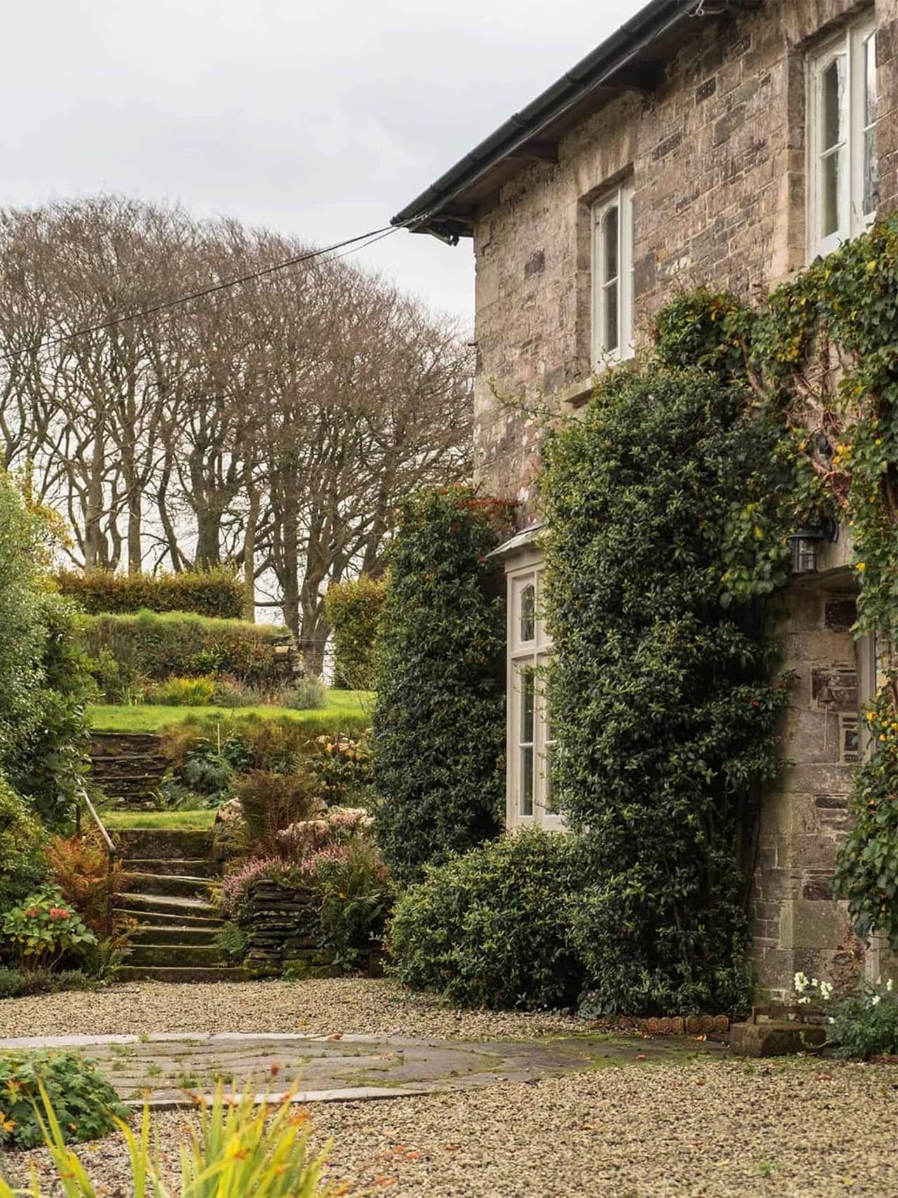 cornwall-inspo-coombeshead-farm-dining-1-sambarclay1 Coombeshead Farm, image: @sambarclay1