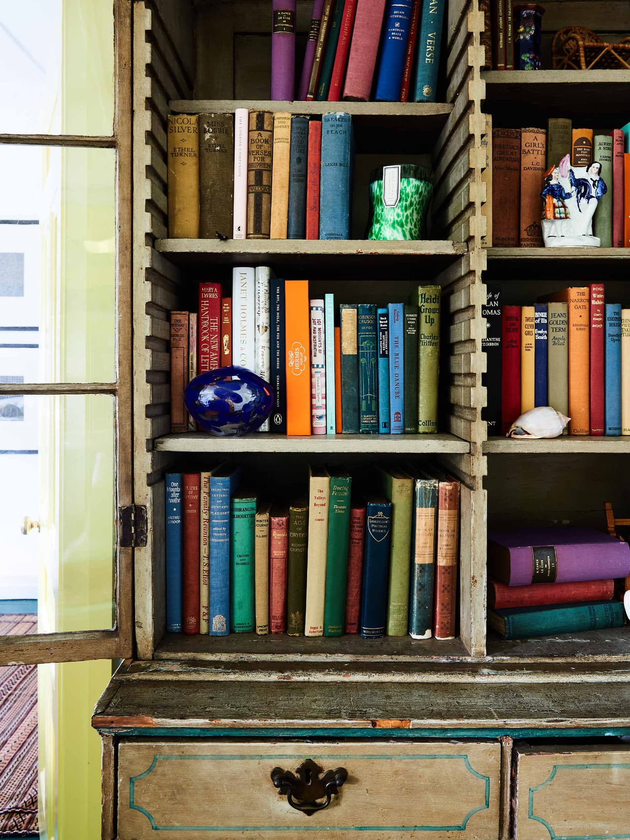 shelf-annaspiro-holding-3