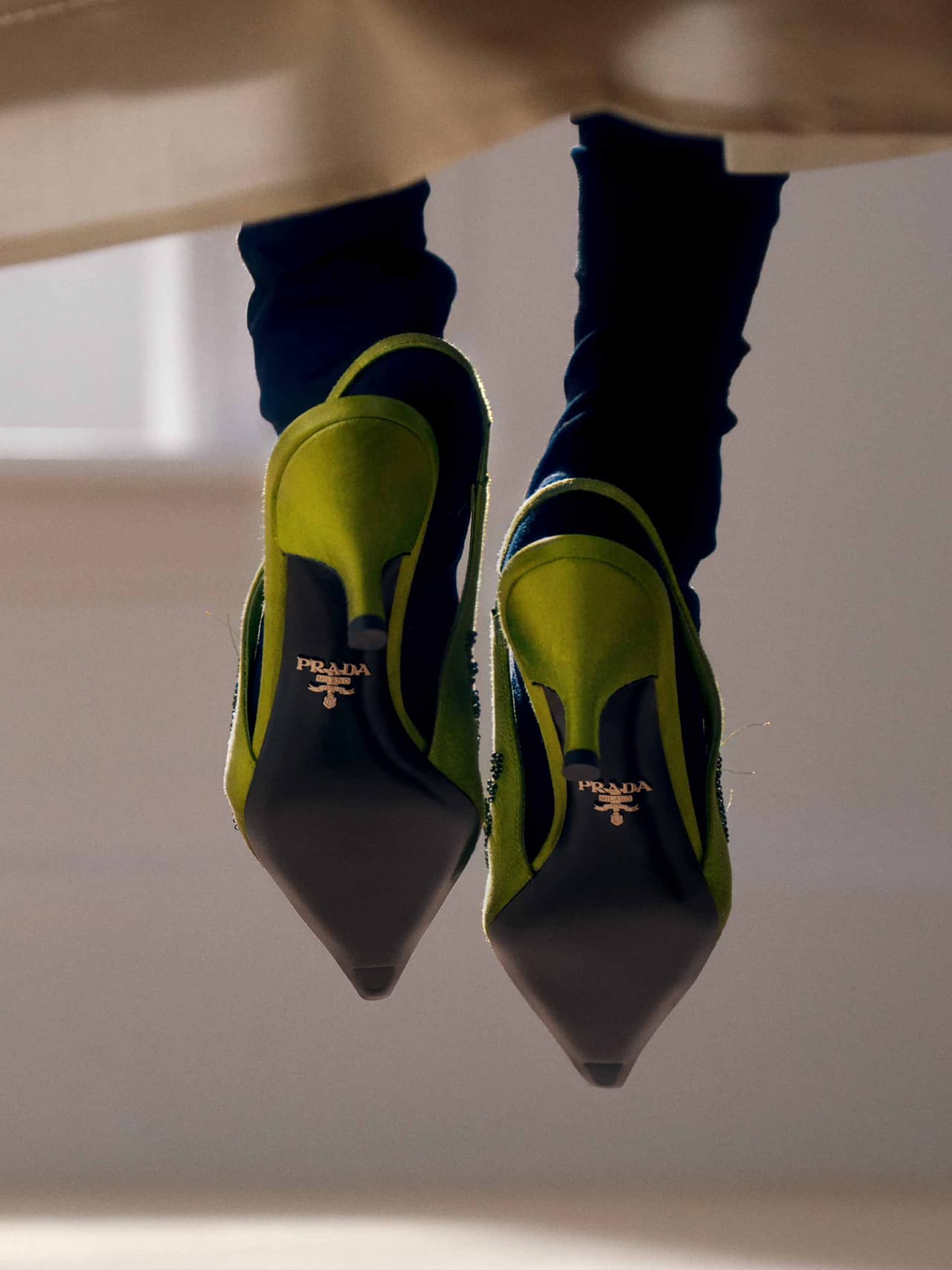 prada-holding-campaign