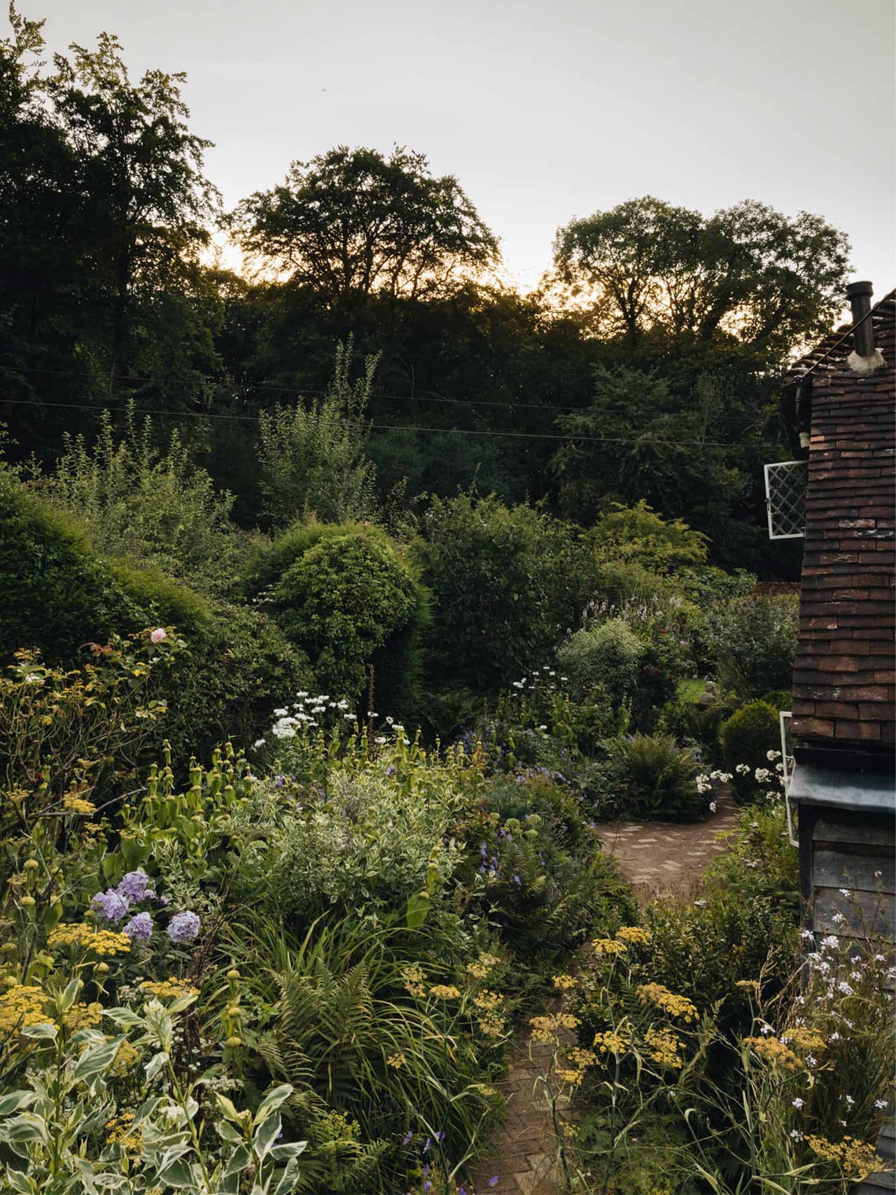 gardenmonth-holding-millie-proust-garden Image: Éva Németh