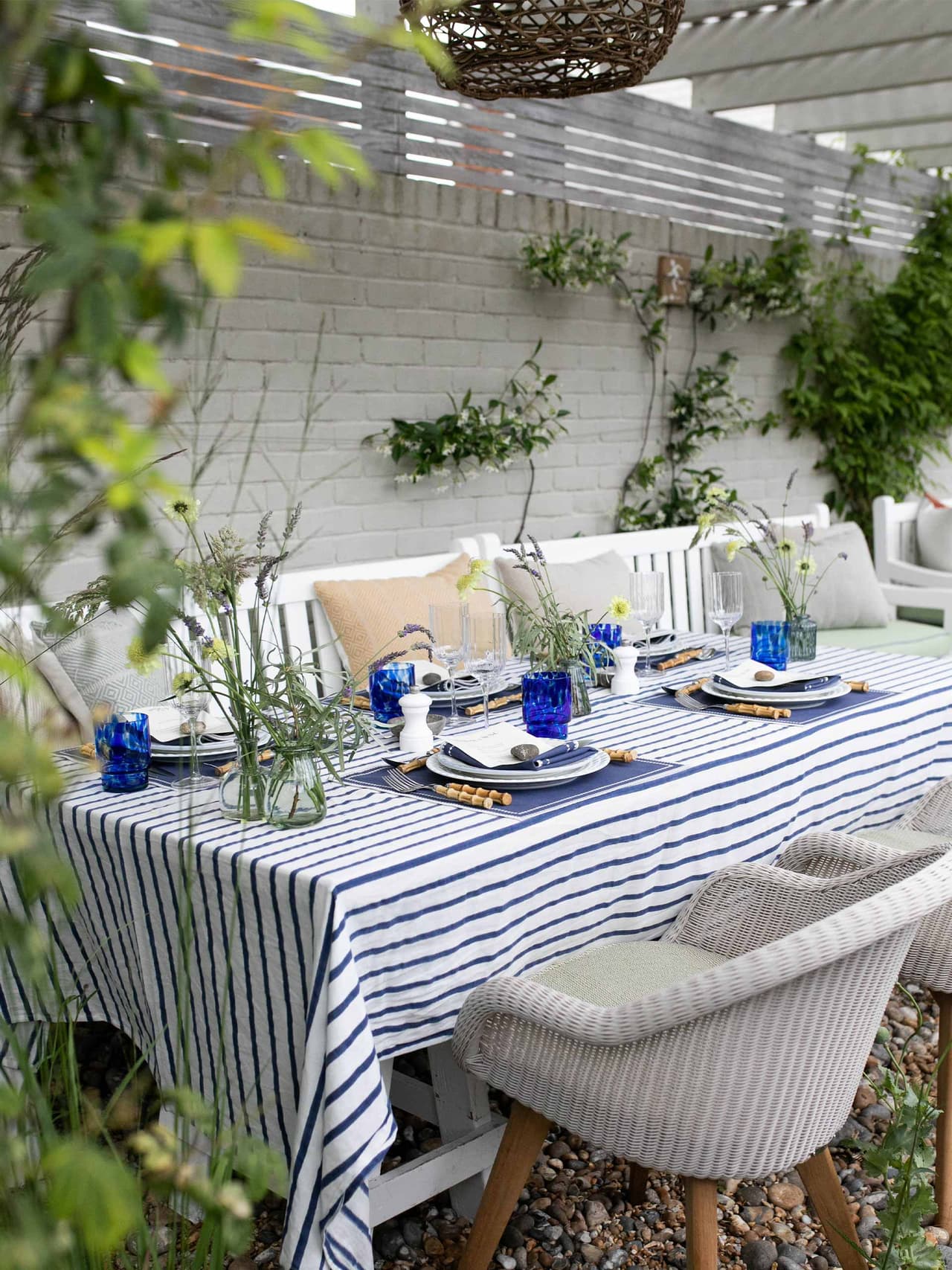 gallivant-holding-06