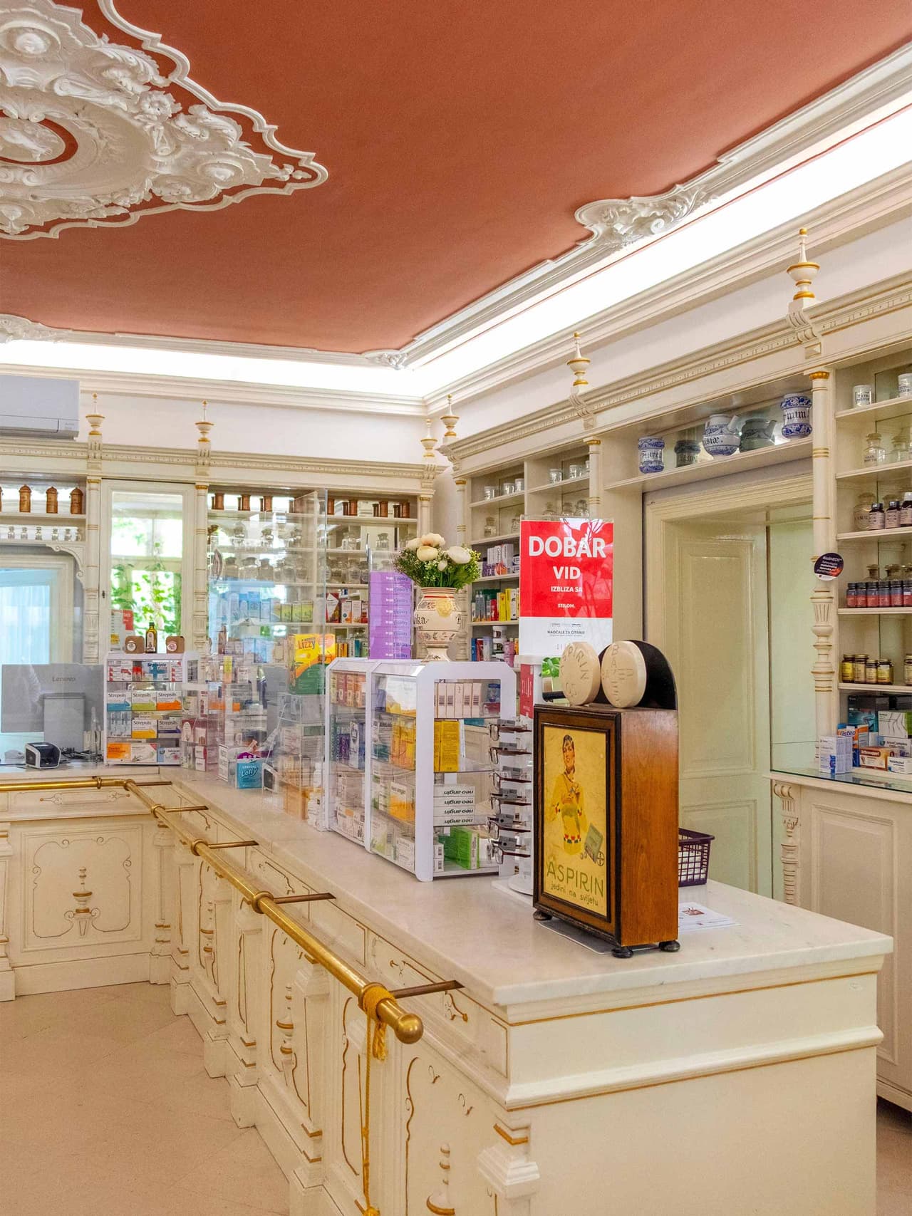 dubrovnik-shop-2-monastry-pharmacy Image: The Pharmacy of the Franciscan Monastery of the Friars Minor/Alamy
