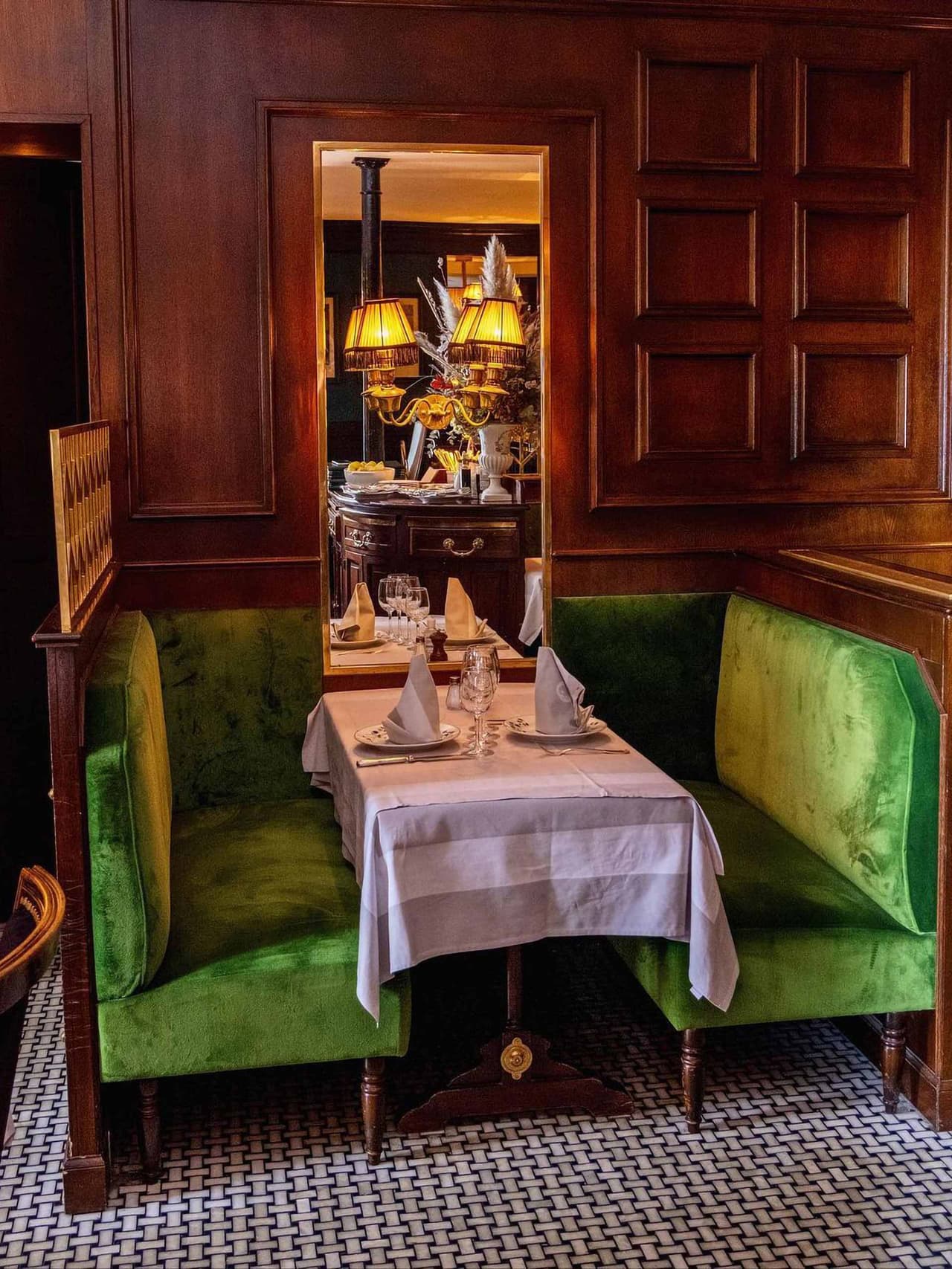 antikbatik-paris-inspo-le-voltaire Image: @le_voltaire_restaurant