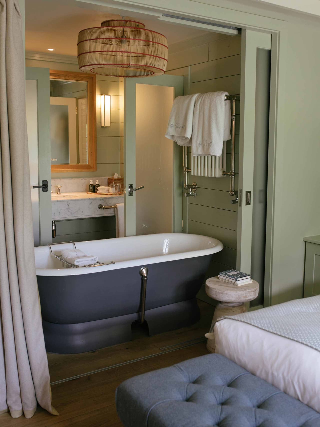 gallivant-holding-02