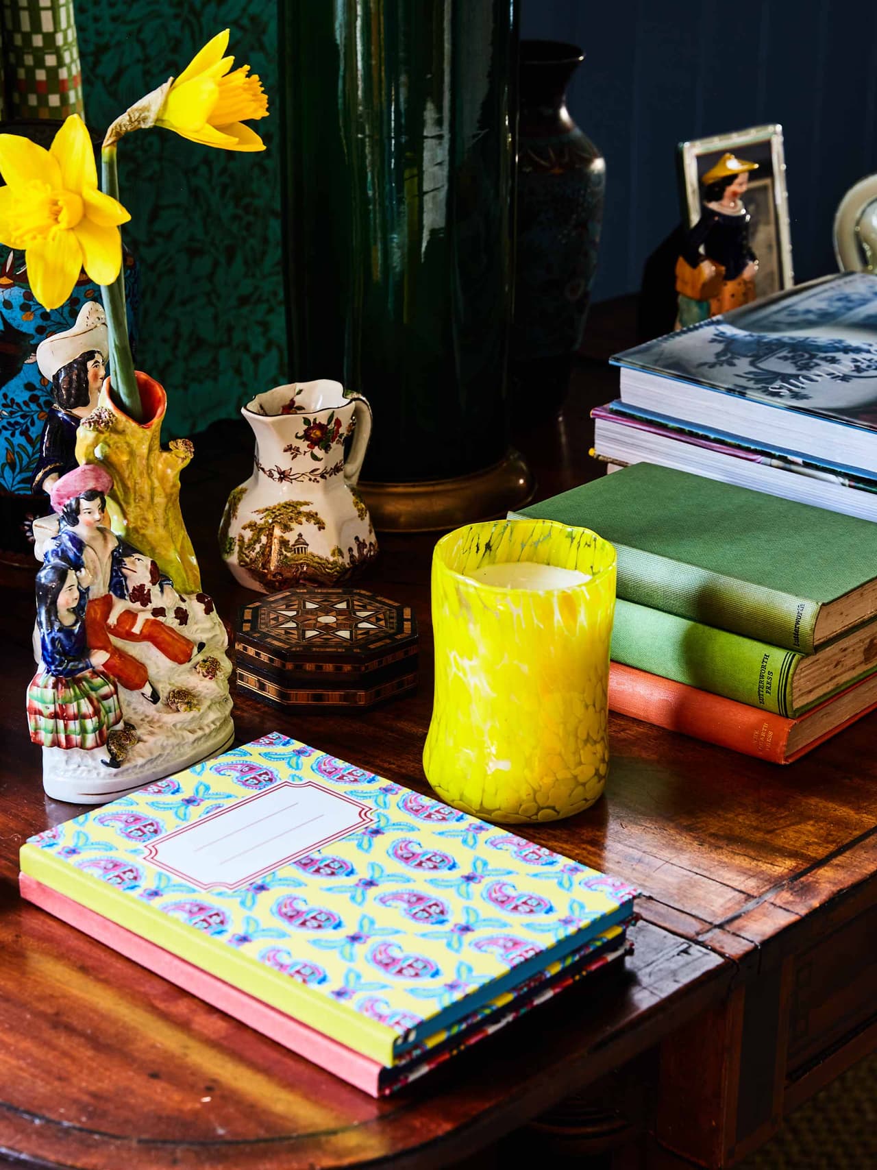 shelf-annaspiro-holding-2