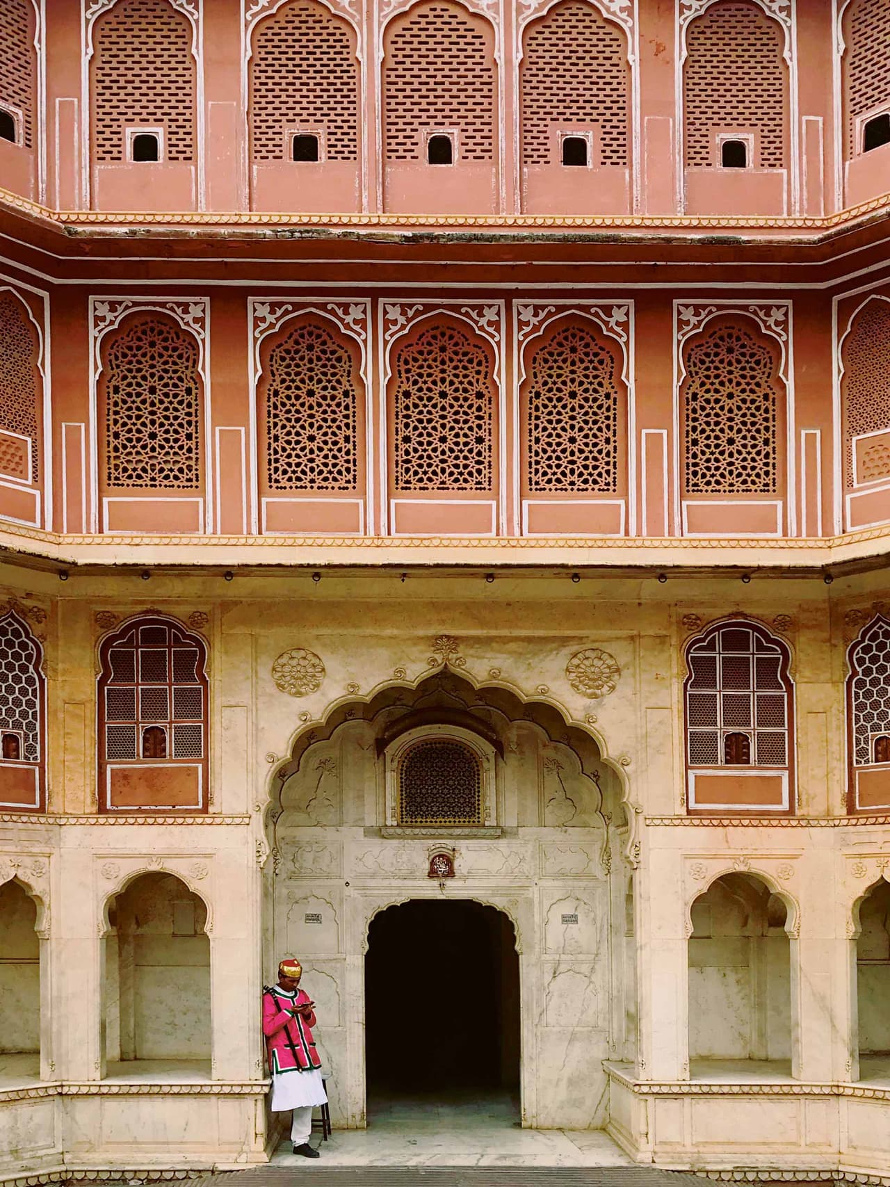 038-city-palace-cellphone-@bellpell83 Image: Palace of the Winds @bellpell83