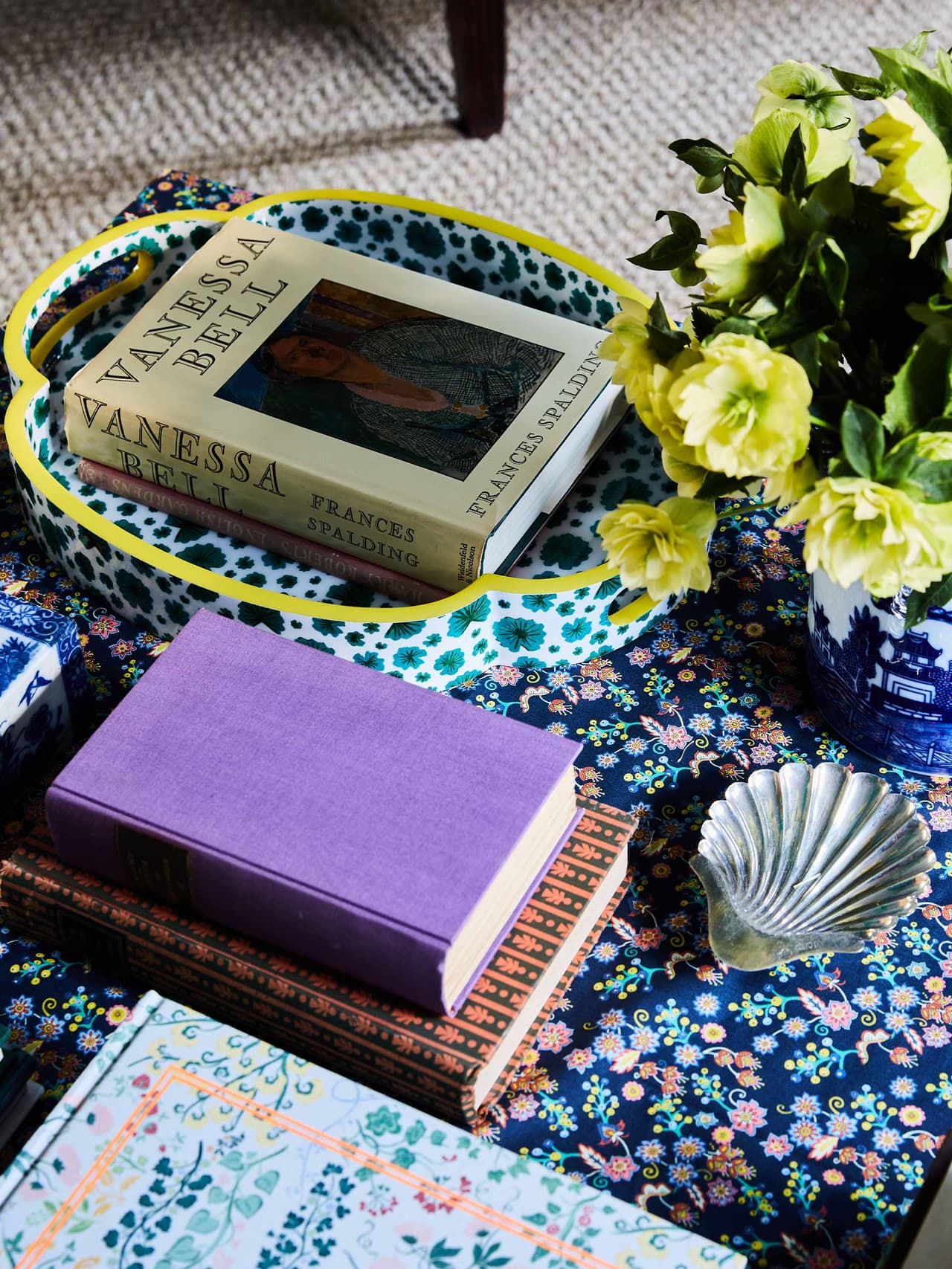 shelf-annaspiro-holding-1