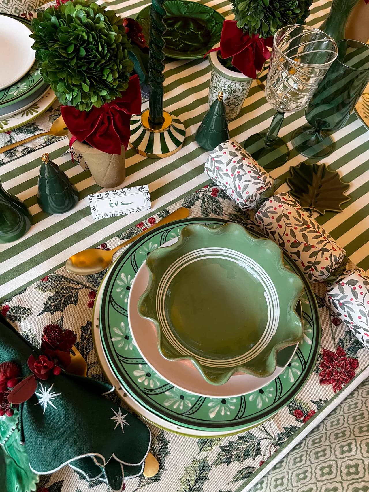 christmas-table-holding-1