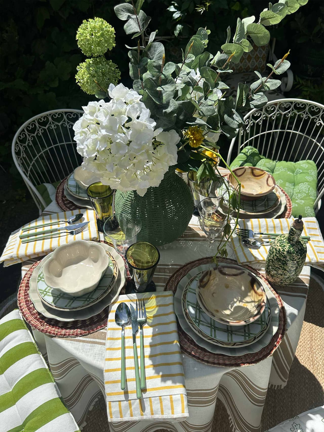 summer-table-holding-2