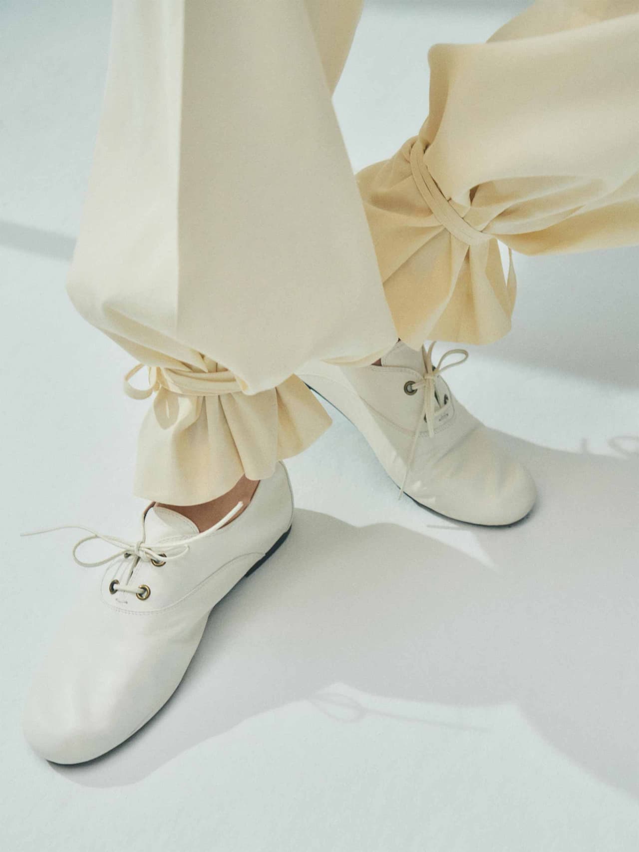 cream-holding-massimo-dutti