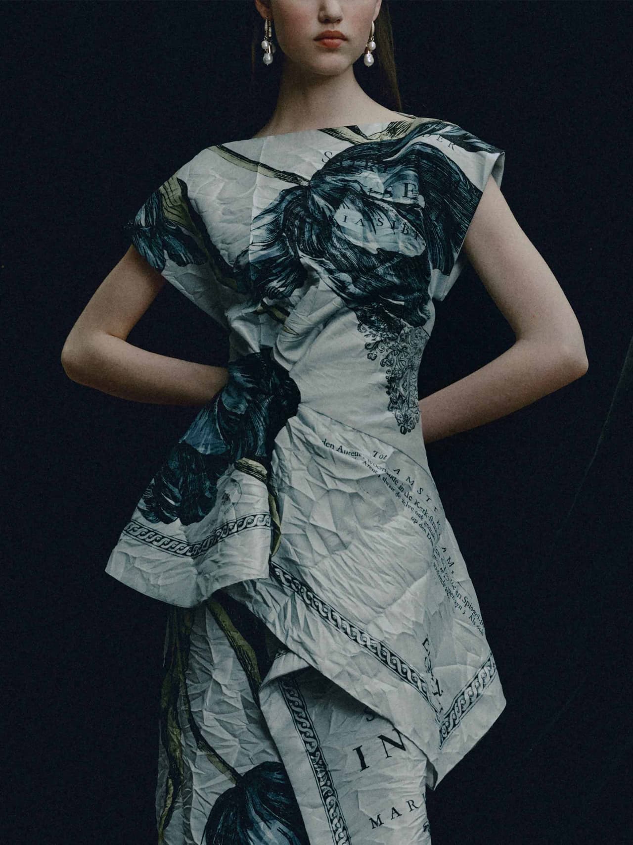 oldschool-florals-holding-erdem-resort26