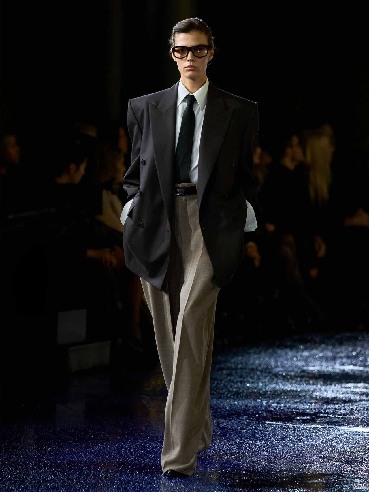 ysl-effect-holding-saint-laurent-ss25-look-7 Image: Saint Laurent SS25