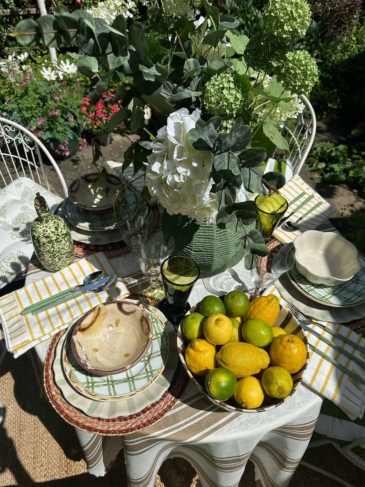 summer-table-holding-5