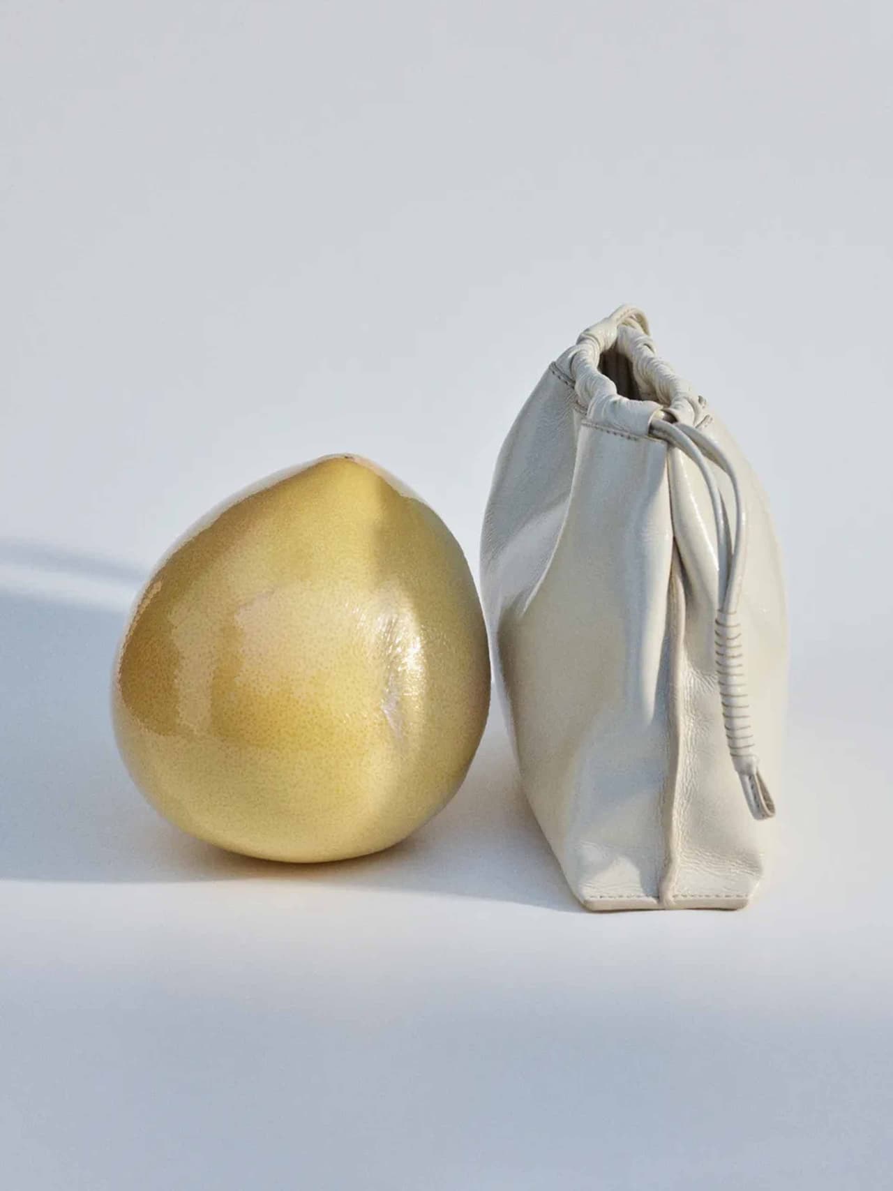 yellow-holding-soeur Image: Soeur