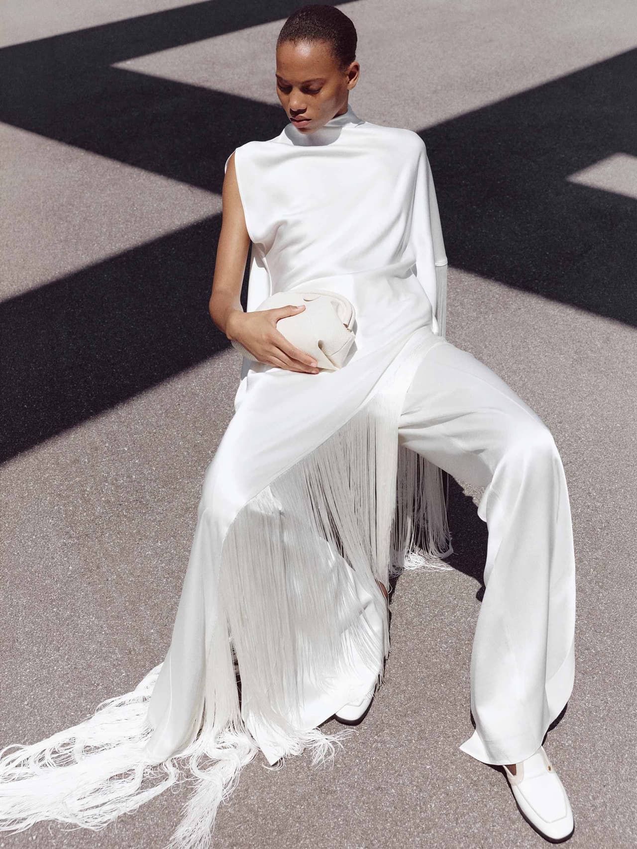 white-holding-stella-mccartney-resort27