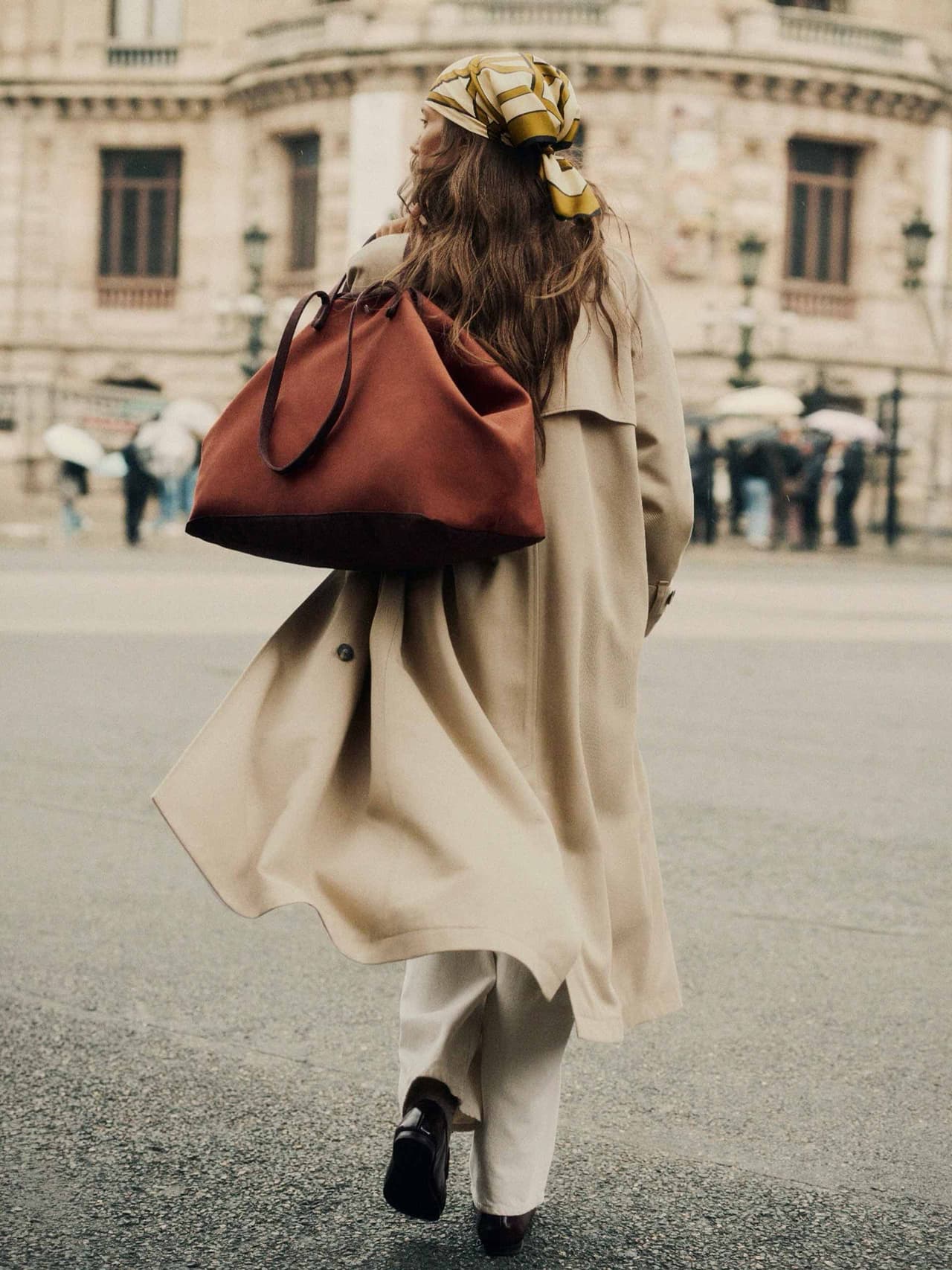 french-girl-holding-sezane