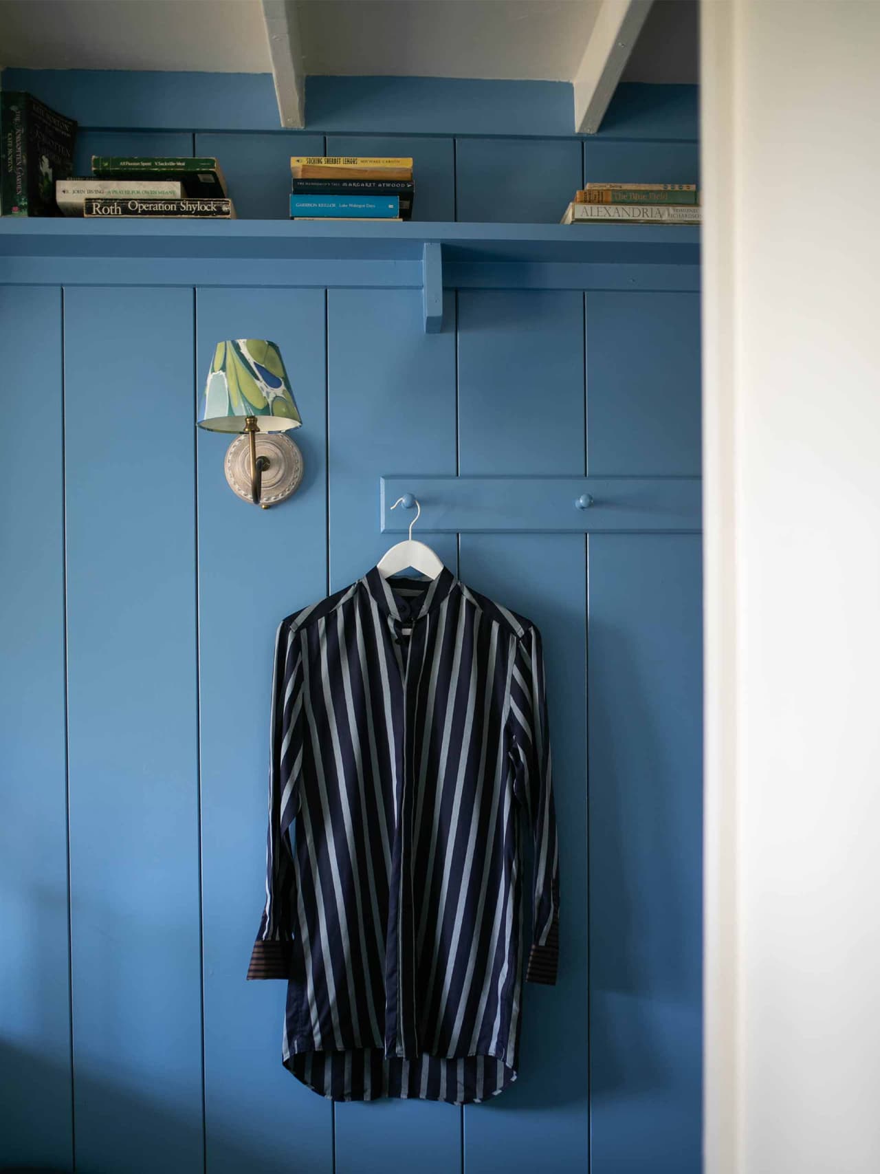 gallivant-holding-03