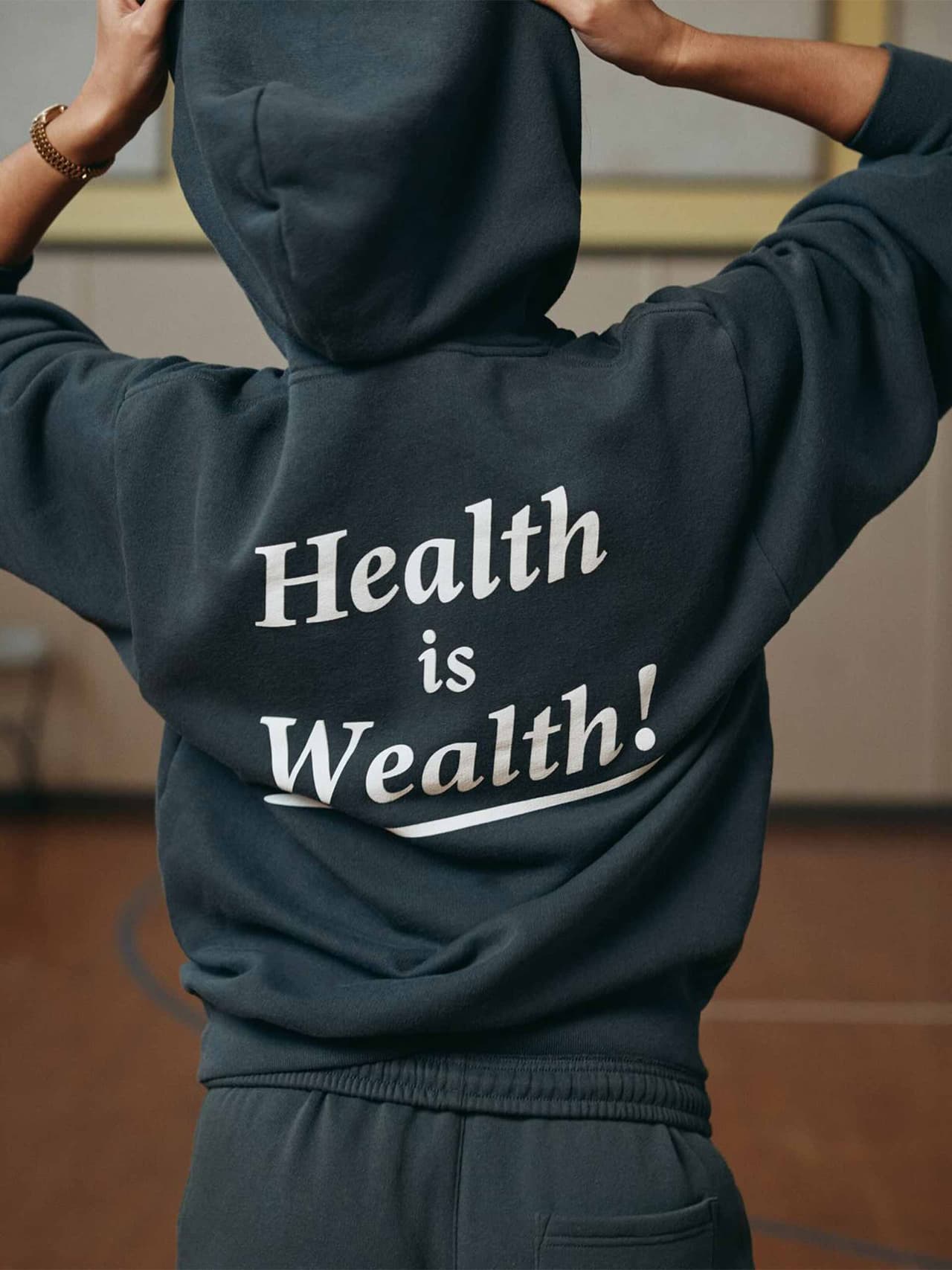 resolutions-holduing-sporty-rich