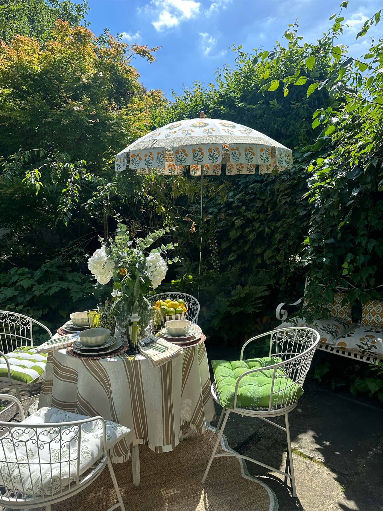 summer-table-holding-1