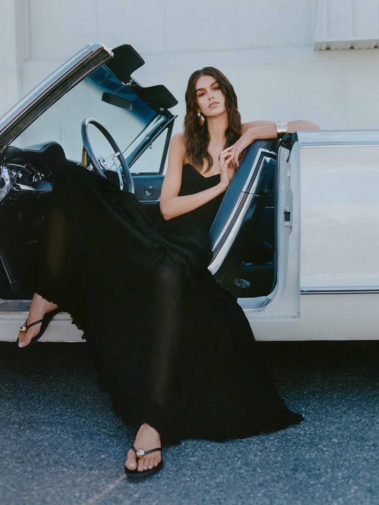 summer-black-holding-mango