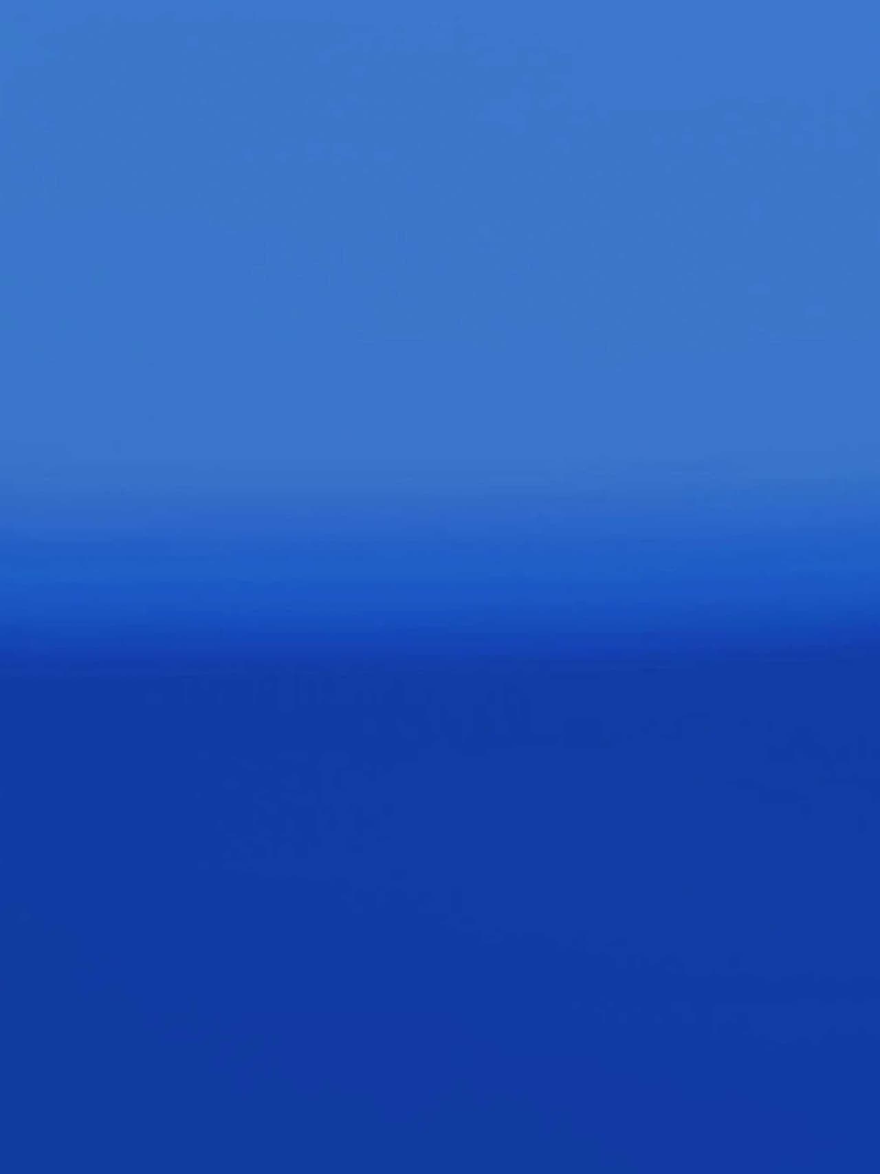 blue-holding-wallofart-annika-hultgren