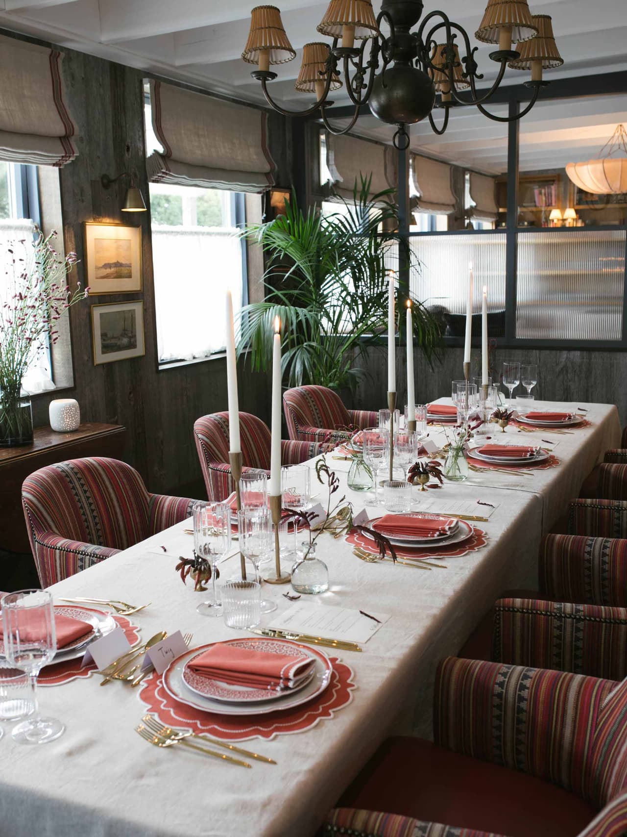 gallivant-holding-01