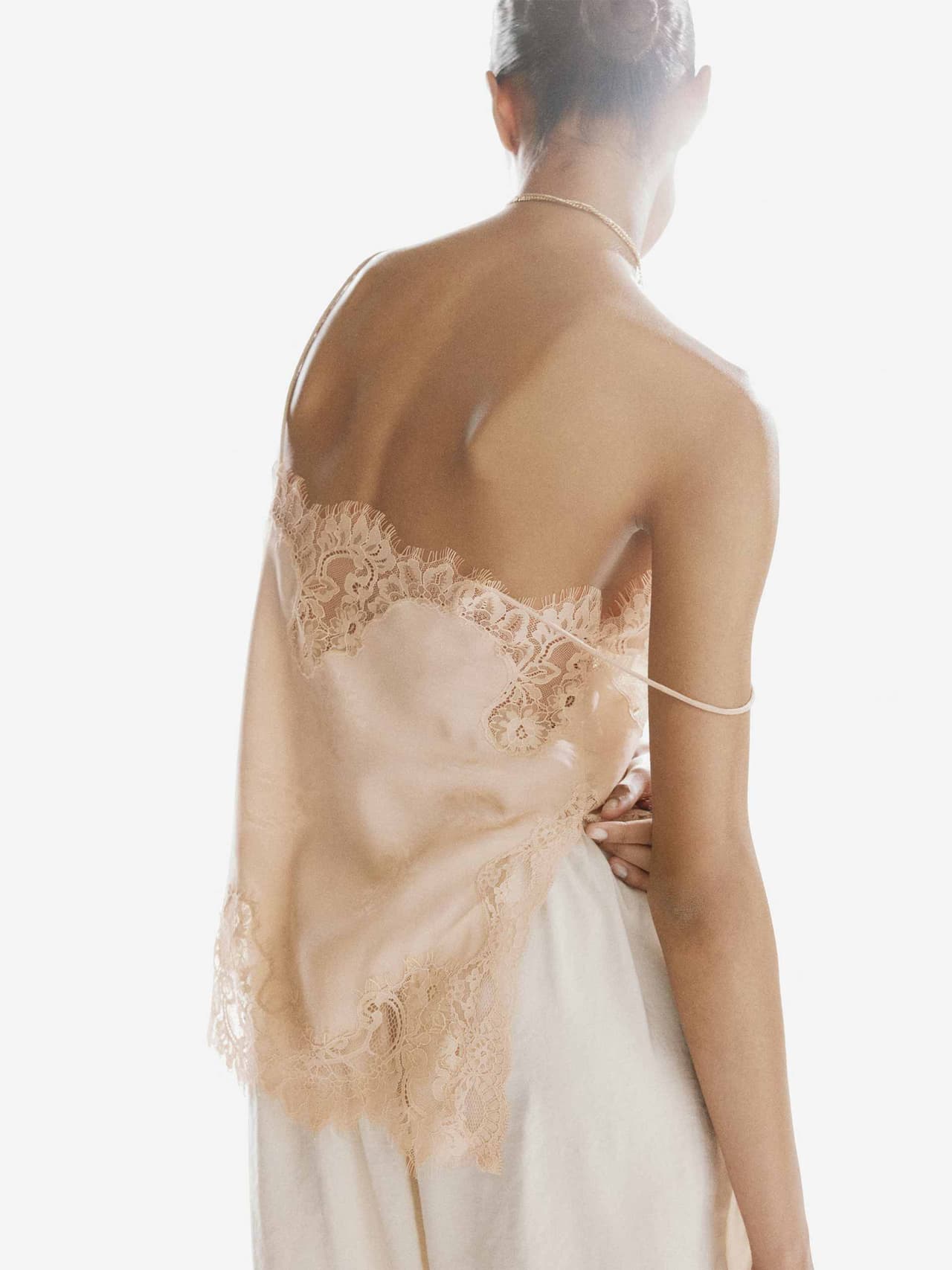summer-romance-holding-hm-stw Image: H&M
