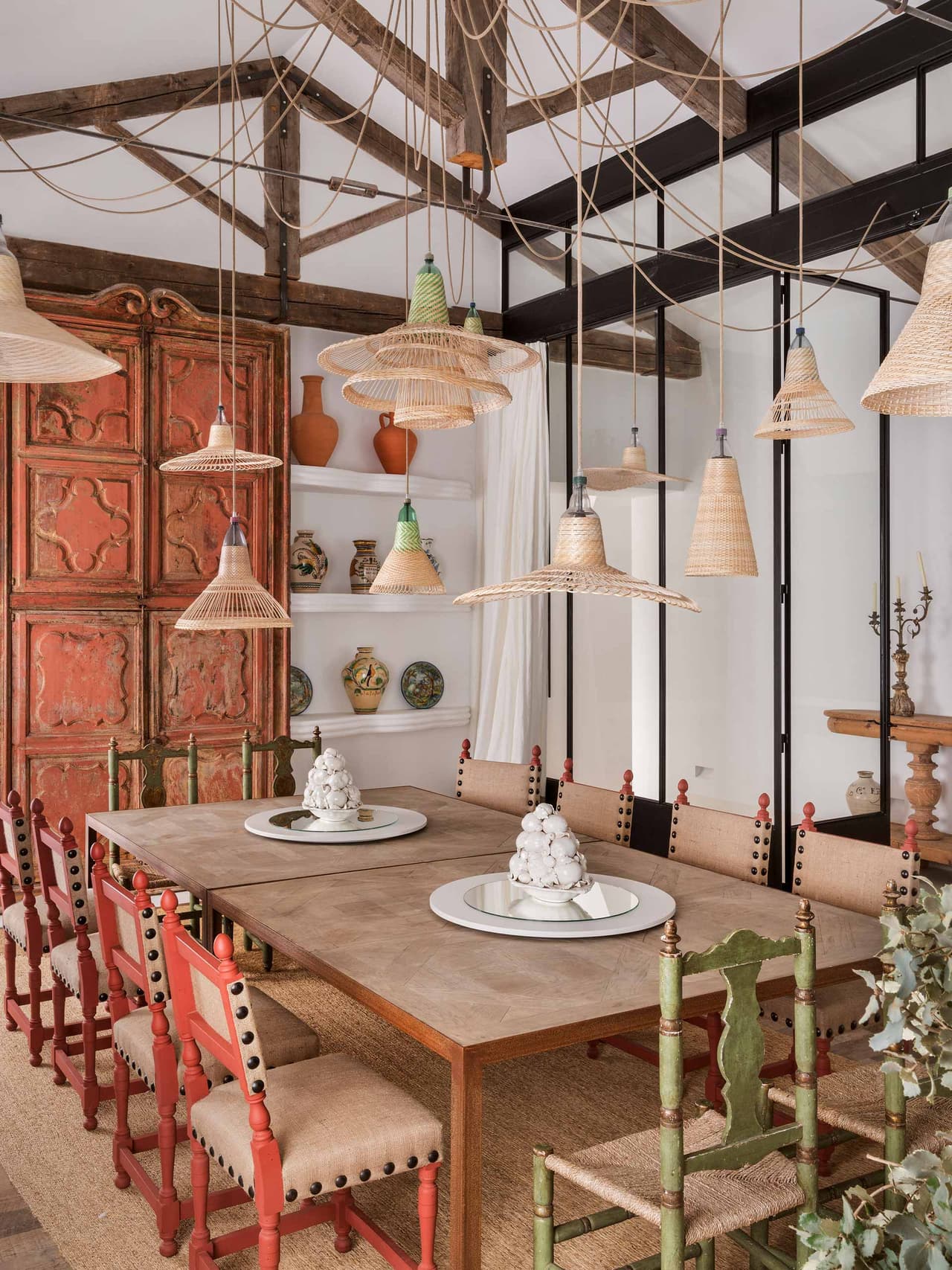 holding-manolo-yilera